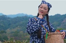 廖崇儒在梧州与李威龙拍摄六堡茶宣传推广片
