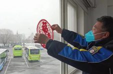 北京公交集团第六分公司第十六车队 贴福字挂春联 张灯结彩迎新年