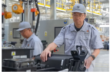 卅载行路 大道至简 ——记一名汽车“科学家”的炼成