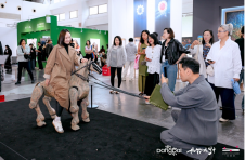 云深处机器马亮相北京当代艺博会 交互艺术《遛码》全球首发
